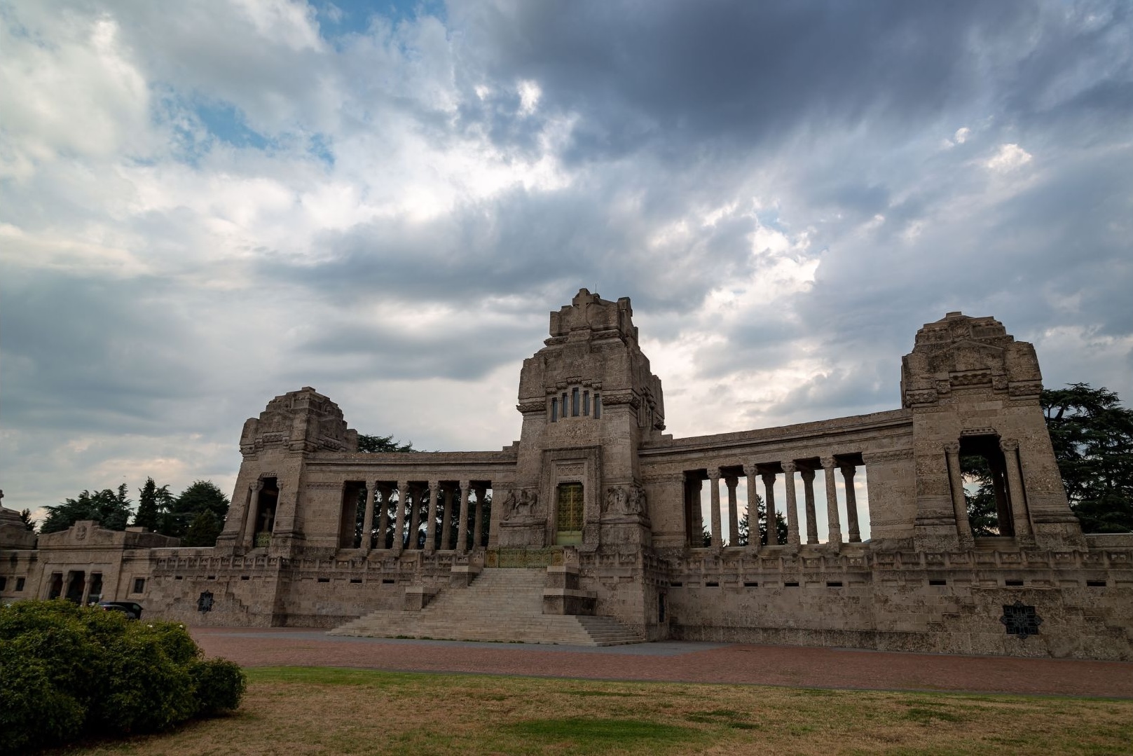 La Città dei Morti: i Segreti del Cimitero Monumentale di Bergamo